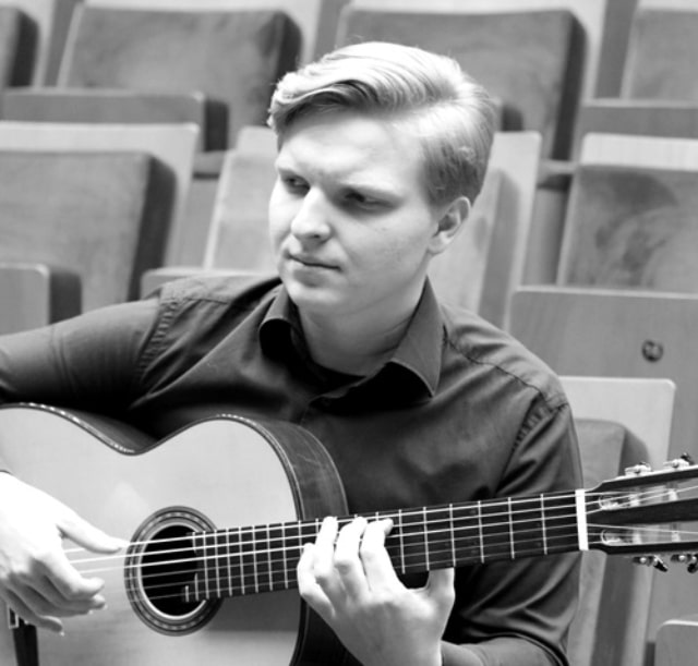 mateuszkowalskiguitarist1-min-1-min